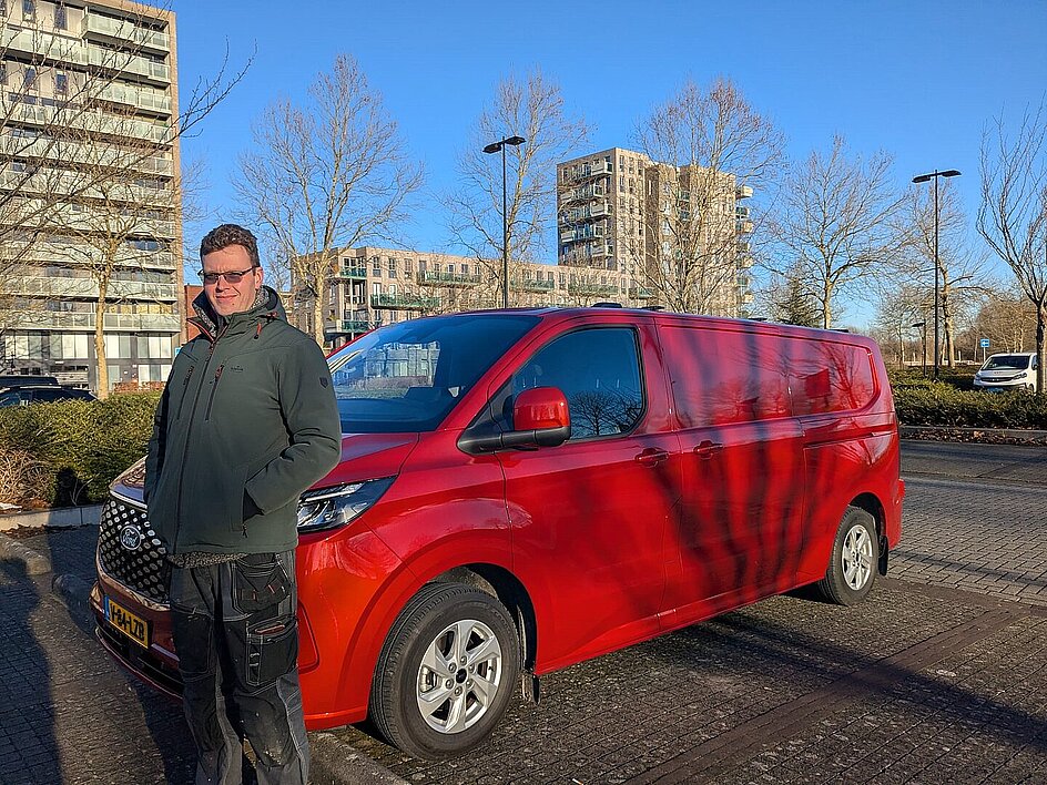 Jos van Leijen met all electric bestelbus