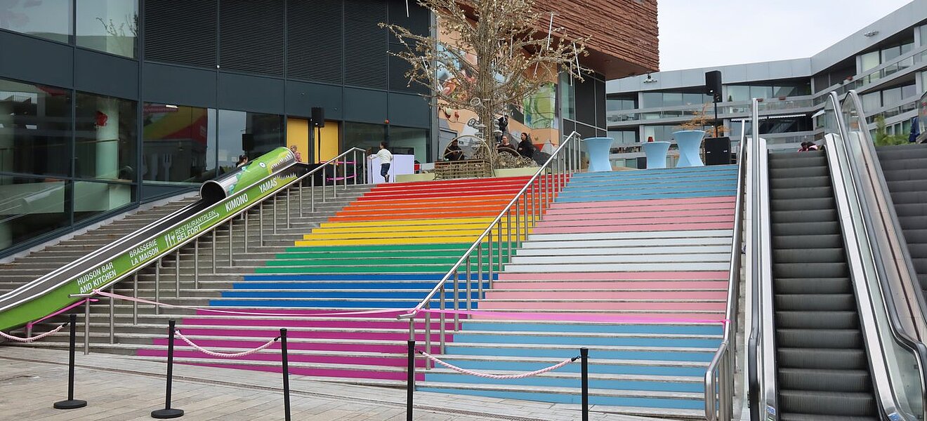 Foto van de gekleurde trap