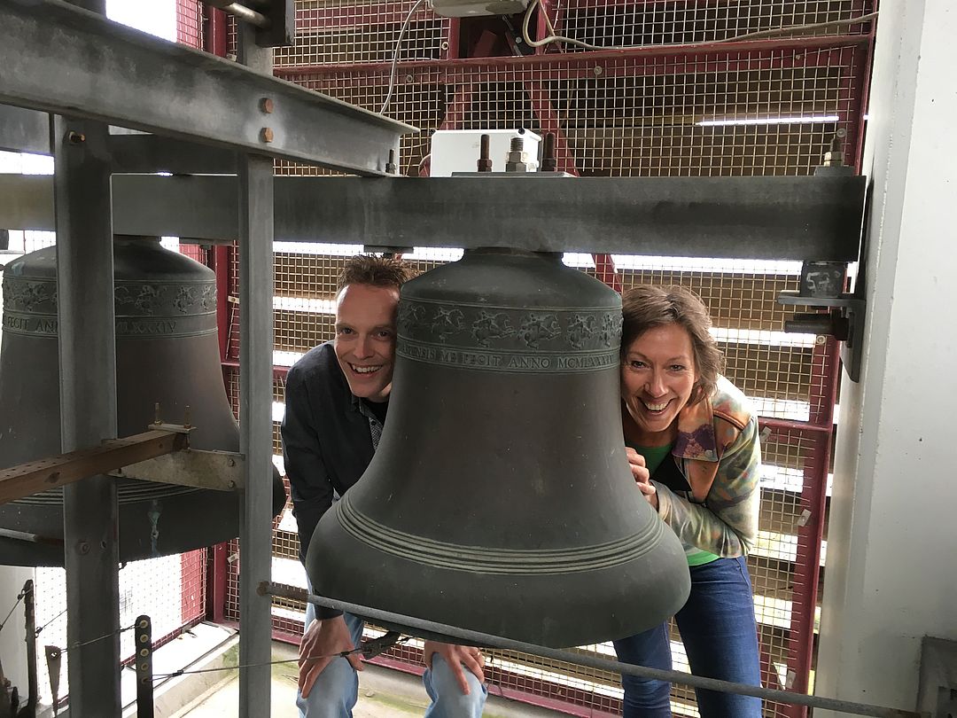 De stadsbeiaardiers van Almere, Gerda Peters en Bauke Reitsma, poseren voor een klok. 
