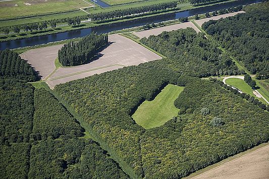 Luchtfoto van het kunstwerk De Groene Kathedraal
